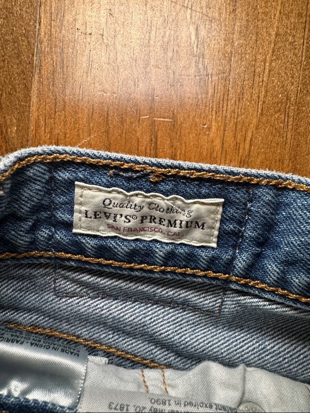 Levis 501 Women's High Waisted Distressed Denim Shorts Size 26 - Picture 5 of 11